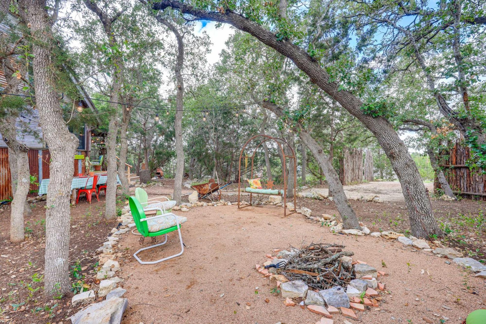 Pet-Friendly Wimberley Cabin With Fire Pit And Hot Tub Exteriör bild