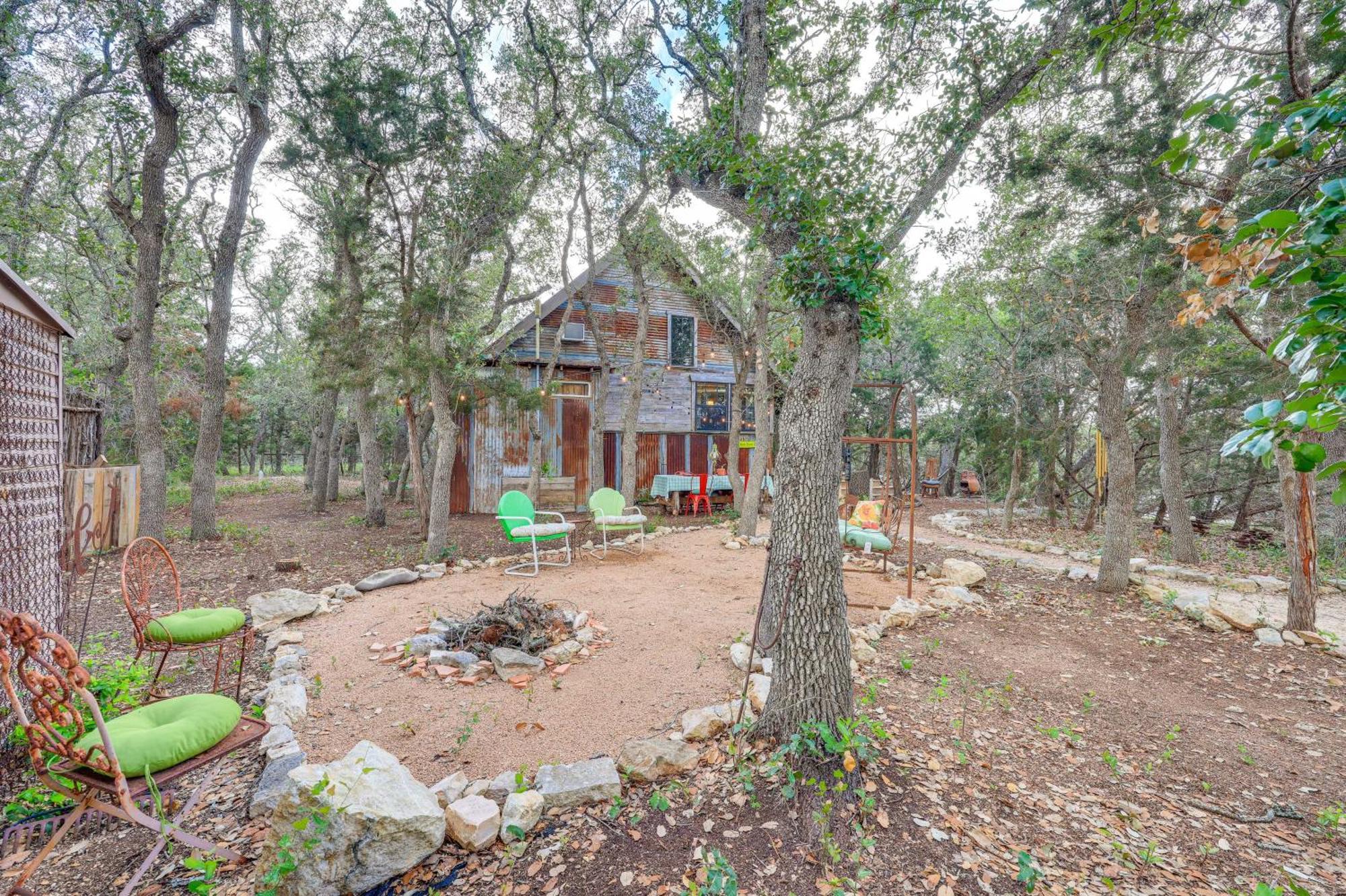 Pet-Friendly Wimberley Cabin With Fire Pit And Hot Tub Exteriör bild