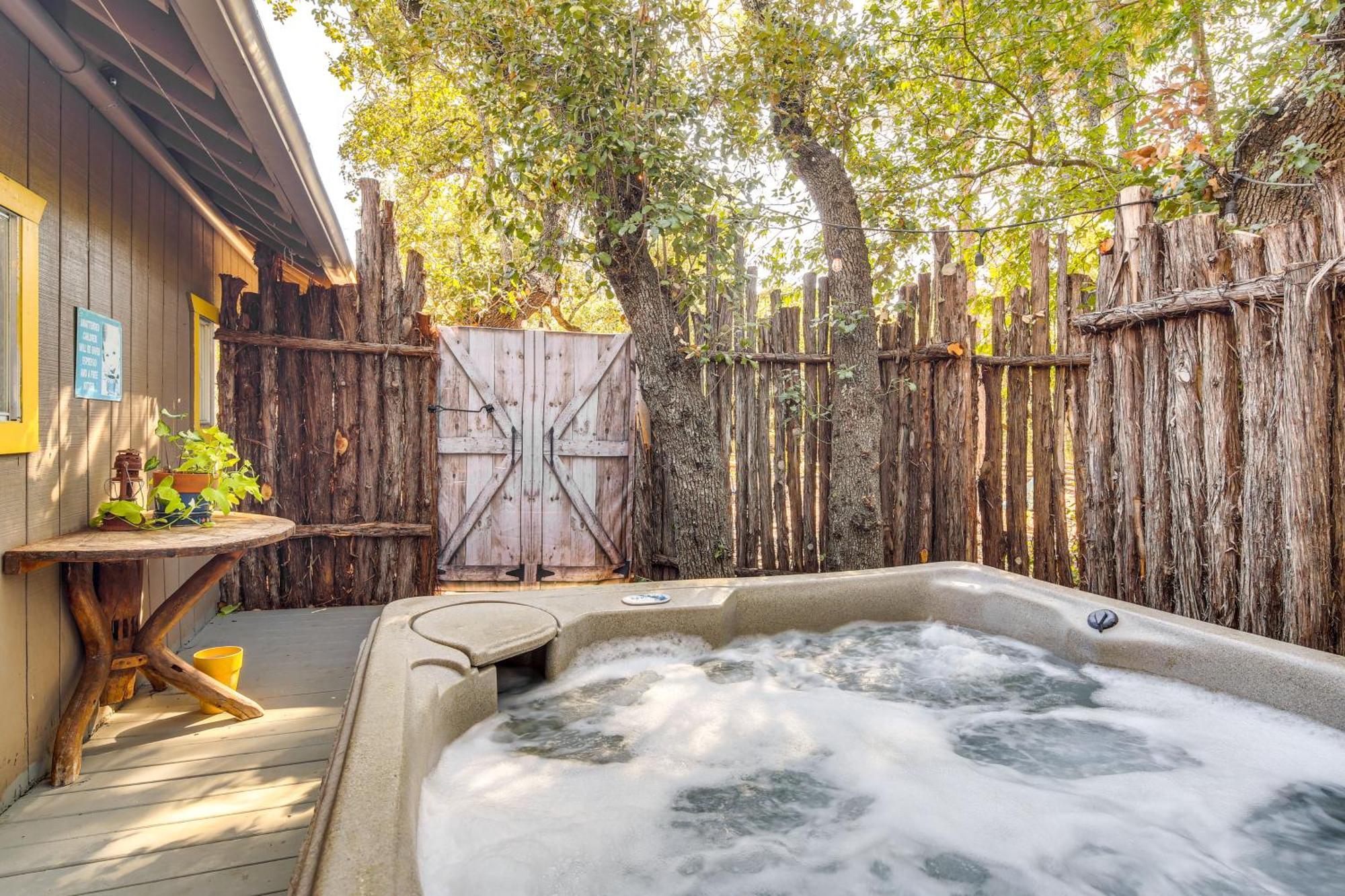 Pet-Friendly Wimberley Cabin With Fire Pit And Hot Tub Exteriör bild