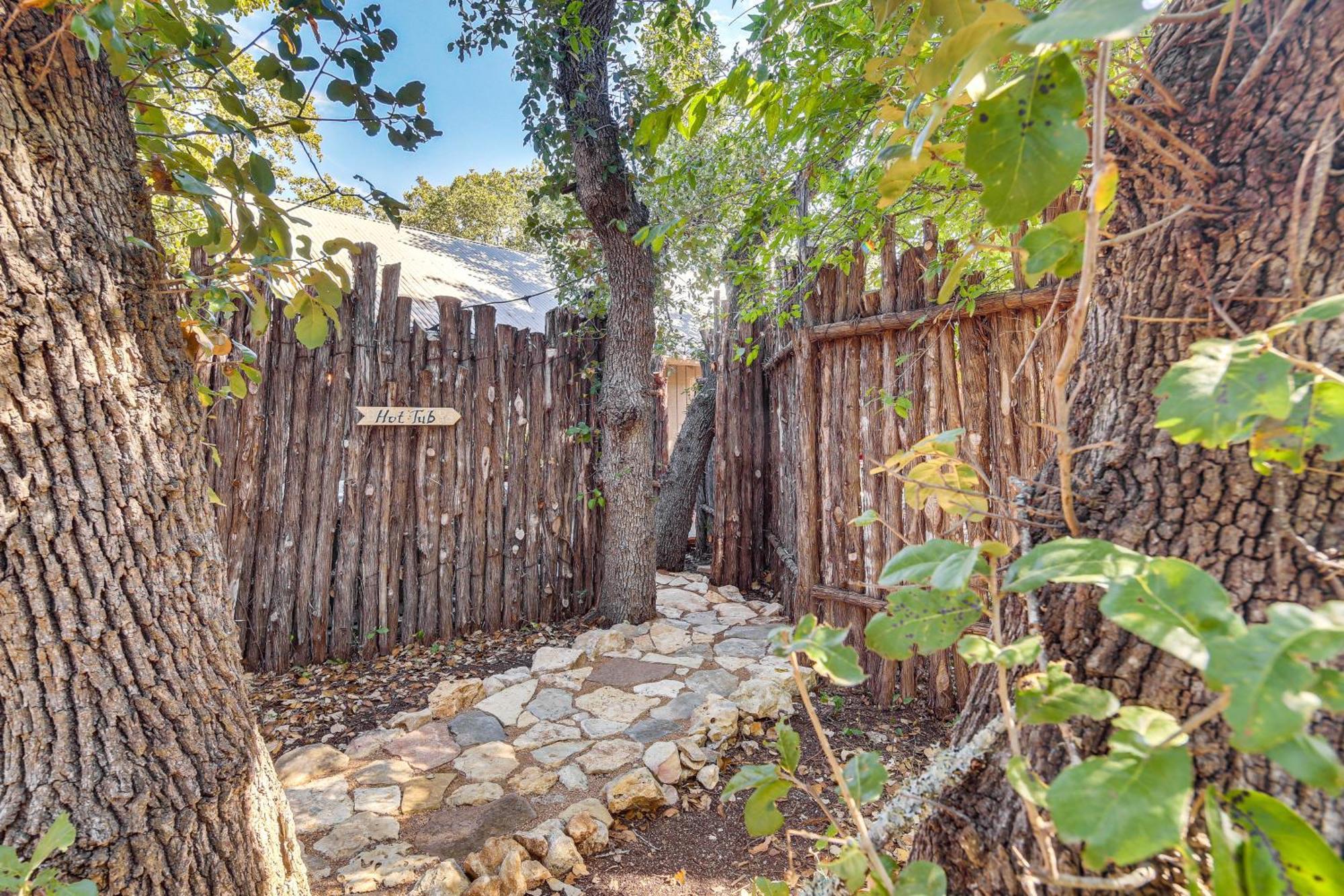 Pet-Friendly Wimberley Cabin With Fire Pit And Hot Tub Exteriör bild