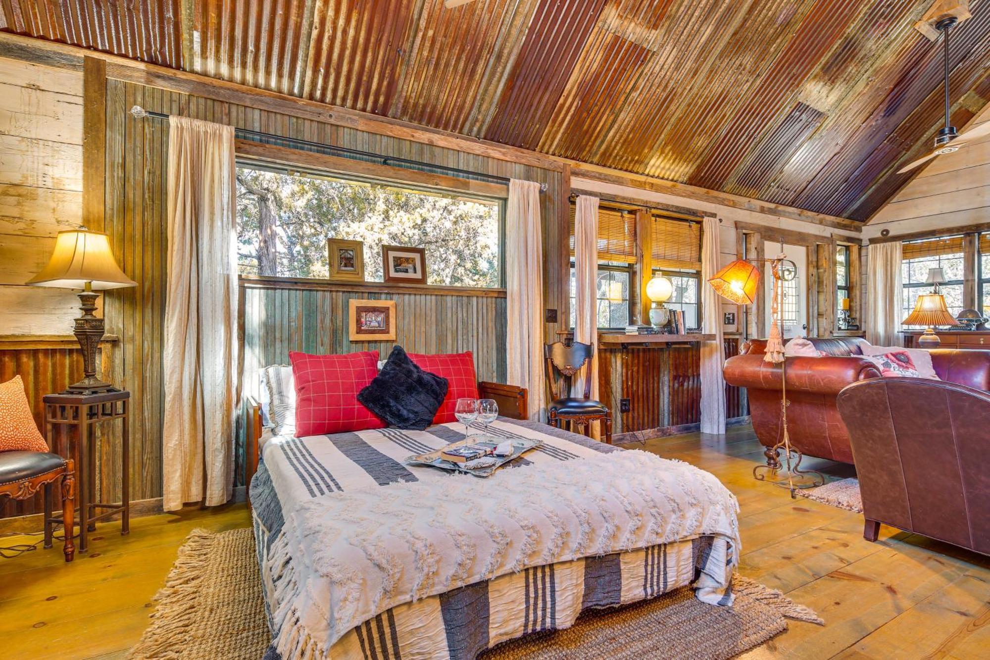Pet-Friendly Wimberley Cabin With Fire Pit And Hot Tub Exteriör bild