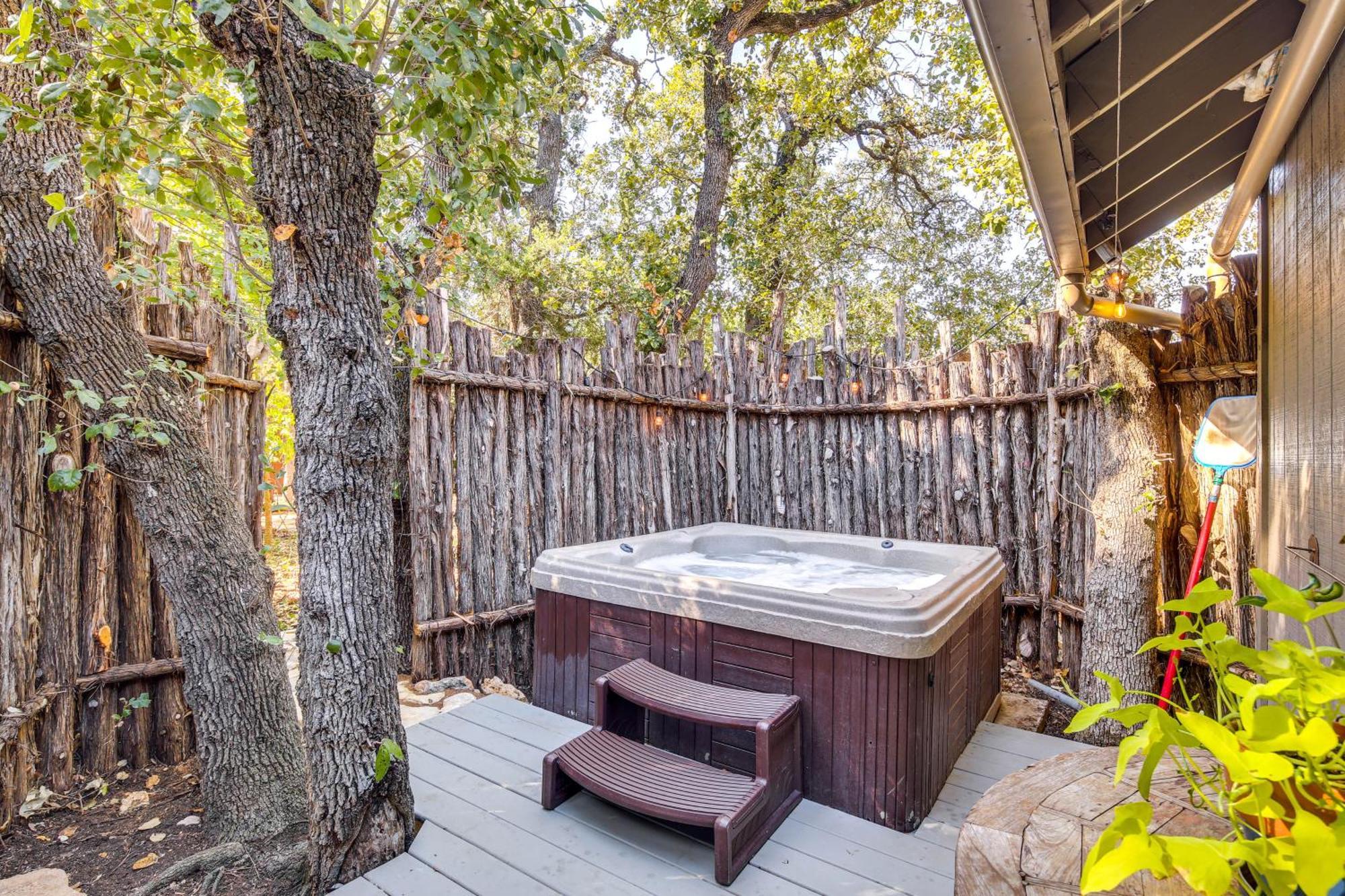 Pet-Friendly Wimberley Cabin With Fire Pit And Hot Tub Exteriör bild